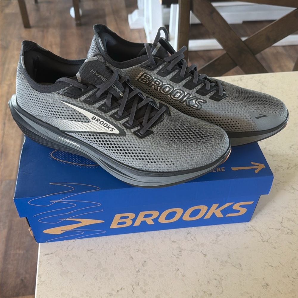 Men’s size 13 Hyperion 3 Brooks shoe